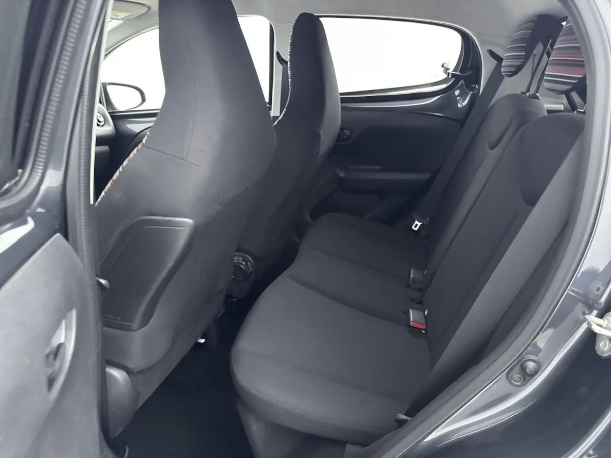 1.0 VTi Feel | Extra getinte ramen achter | Airco | Bluetooth | NL. auto |