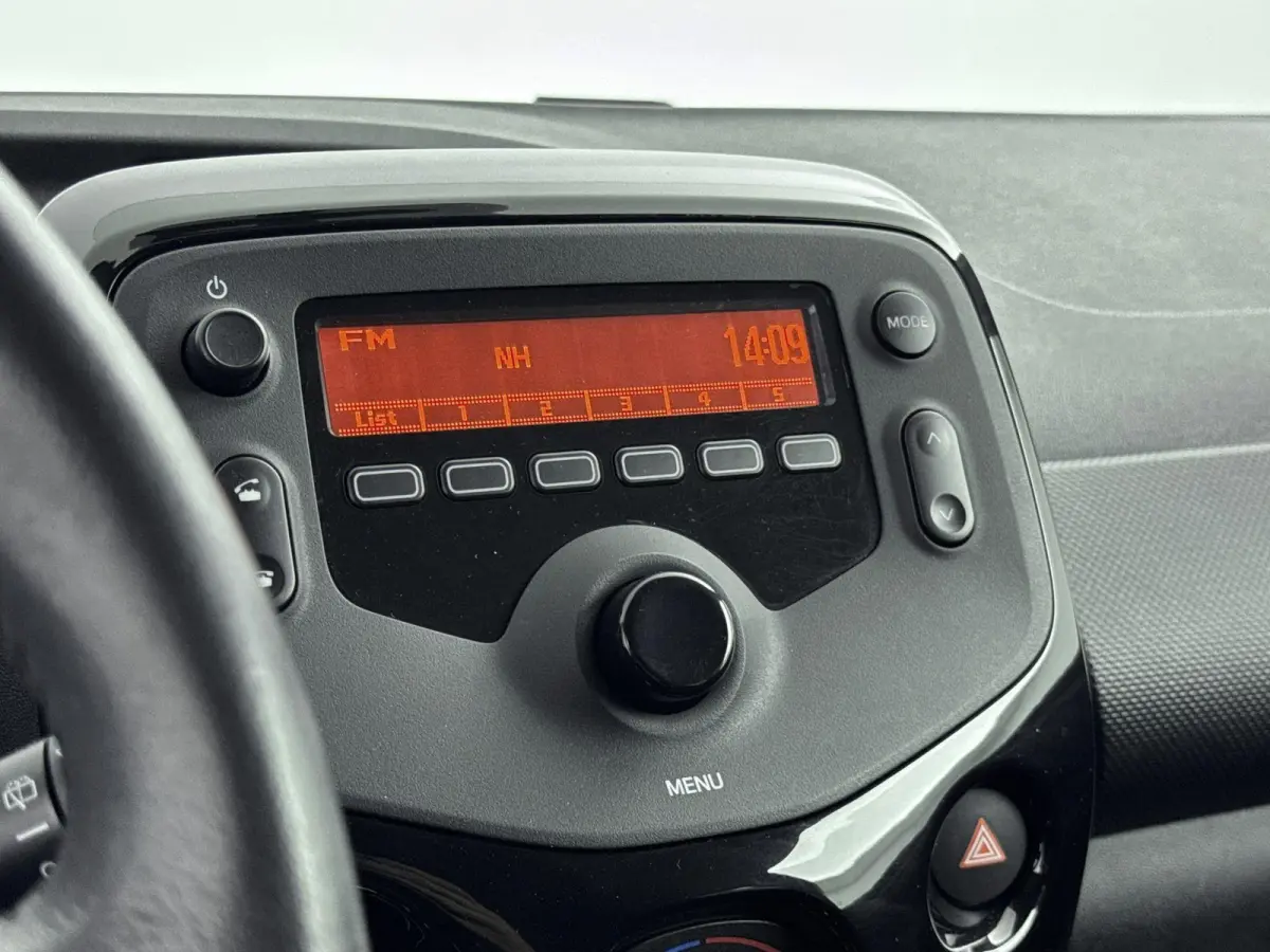 1.0 VTi Feel | Extra getinte ramen achter | Airco | Bluetooth | NL. auto |