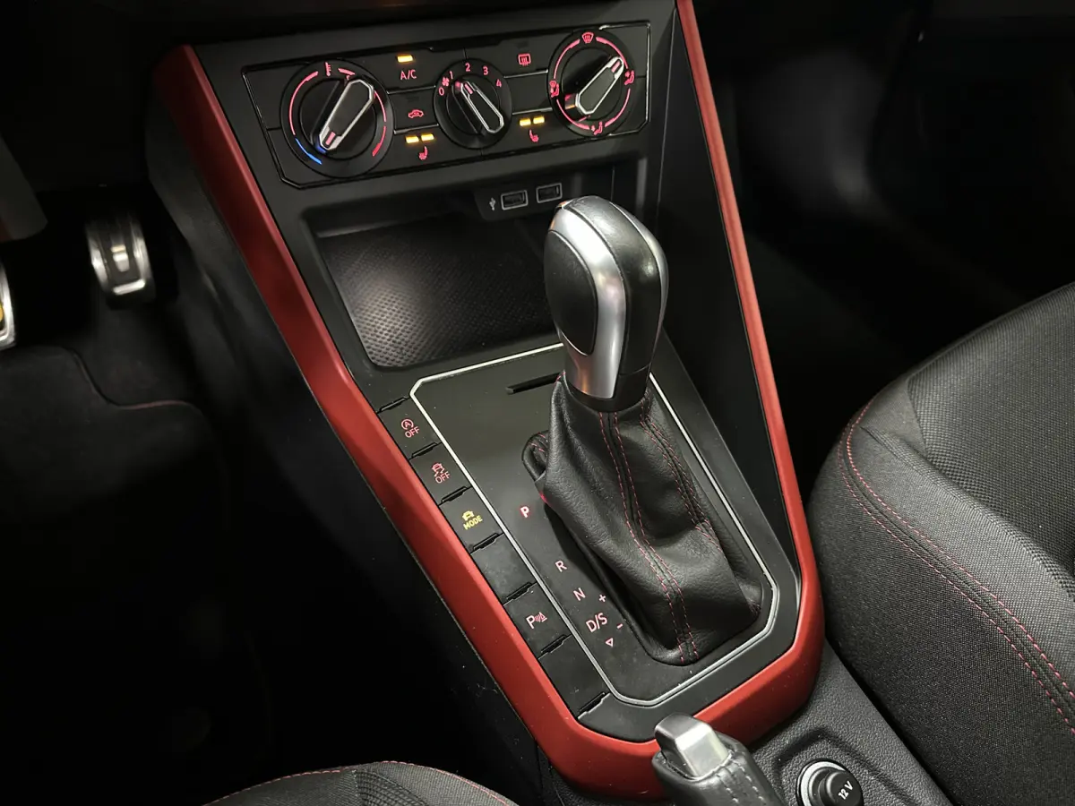 2.0 TSI GTI 200pk | BeatsAudio | Stoelverwarming | Groot scherm | Apple carplay | PDC voor & achter |