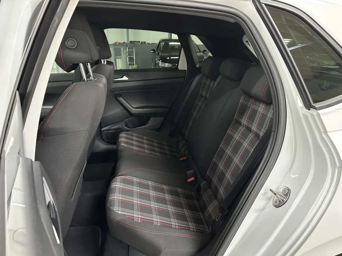 2.0 TSI GTI 200pk | BeatsAudio | Stoelverwarming | Groot scherm | Apple carplay | PDC voor & achter |