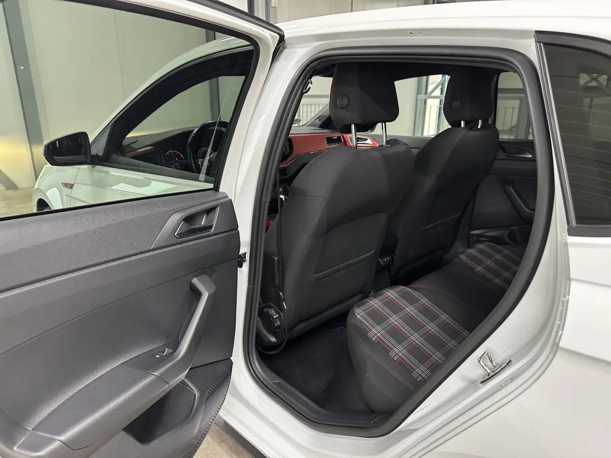 2.0 TSI GTI 200pk | BeatsAudio | Stoelverwarming | Groot scherm | Apple carplay | PDC voor & achter |