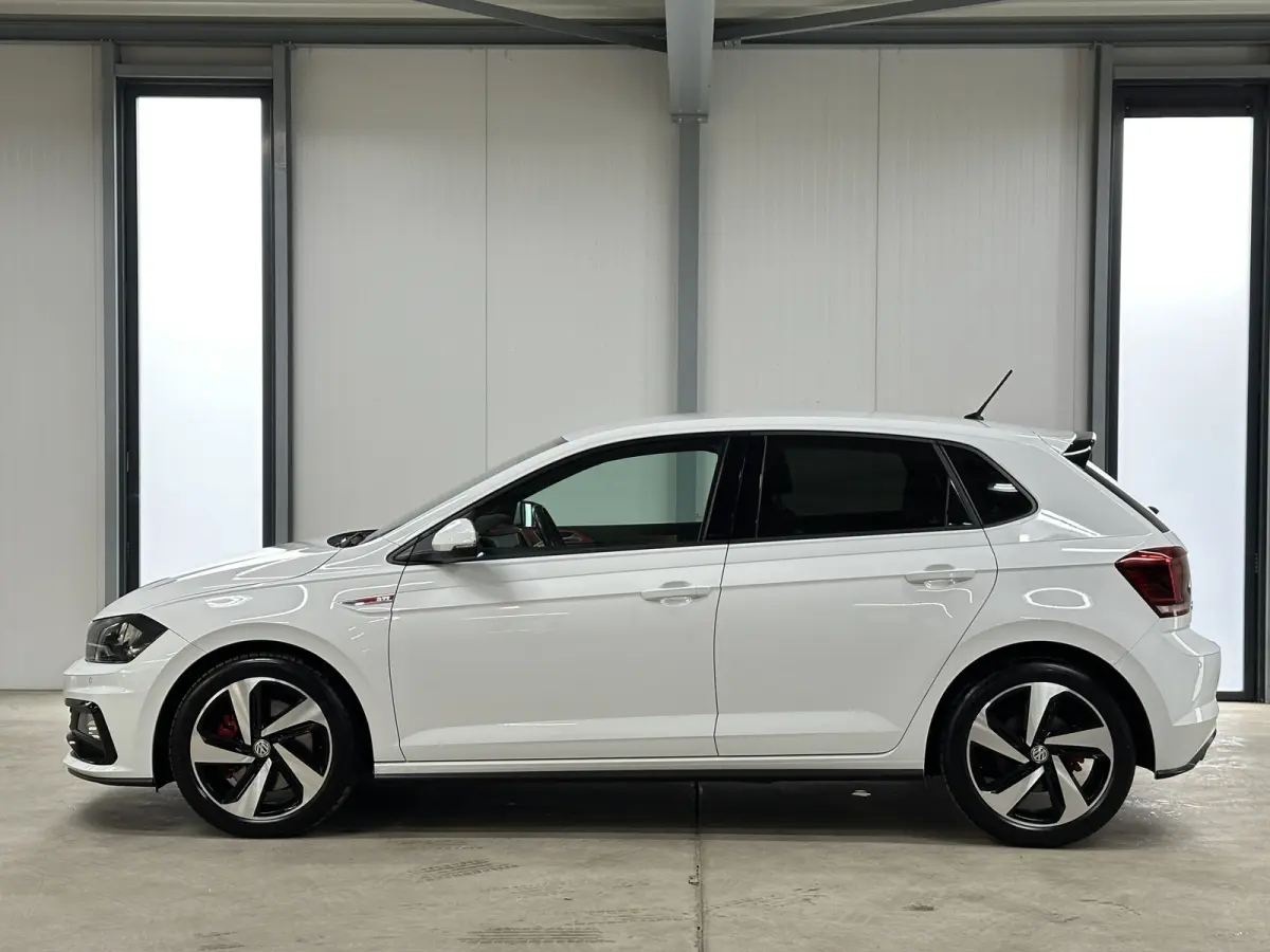 2.0 TSI GTI 200pk | BeatsAudio | Stoelverwarming | Groot scherm | Apple carplay | PDC voor & achter |