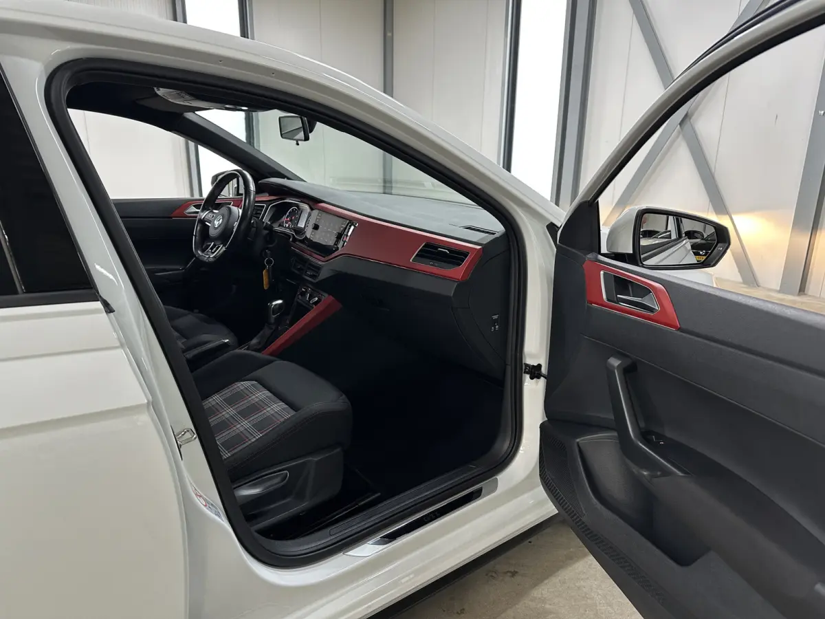 2.0 TSI GTI 200pk | BeatsAudio | Stoelverwarming | Groot scherm | Apple carplay | PDC voor & achter |