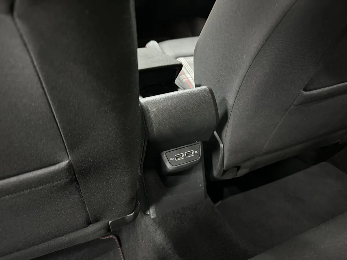 2.0 TSI GTI 200pk | BeatsAudio | Stoelverwarming | Groot scherm | Apple carplay | PDC voor & achter |
