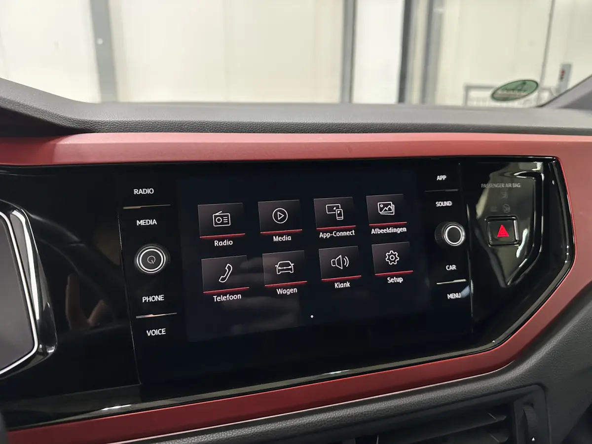 2.0 TSI GTI 200pk | BeatsAudio | Stoelverwarming | Groot scherm | Apple carplay | PDC voor & achter |