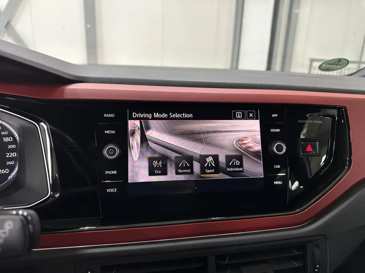 2.0 TSI GTI 200pk | BeatsAudio | Stoelverwarming | Groot scherm | Apple carplay | PDC voor & achter |