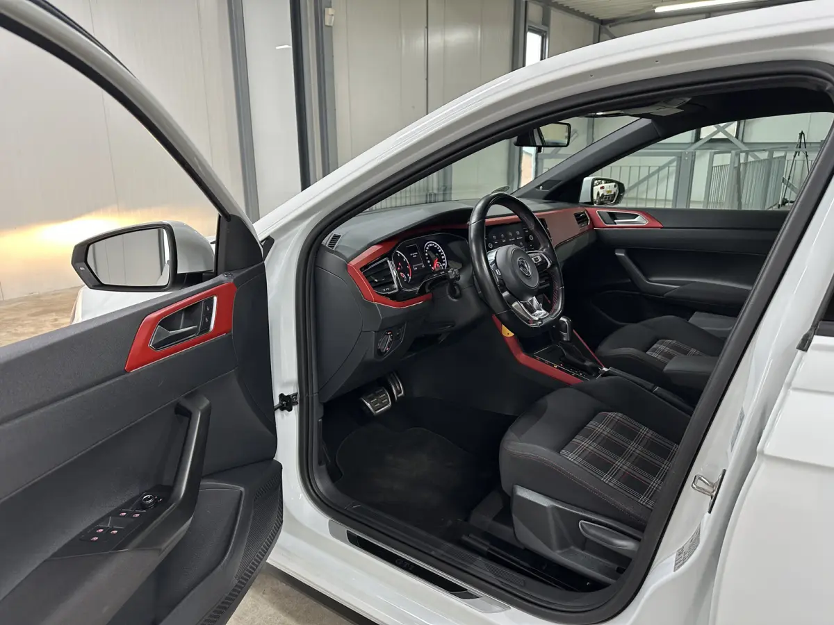 2.0 TSI GTI 200pk | BeatsAudio | Stoelverwarming | Groot scherm | Apple carplay | PDC voor & achter |