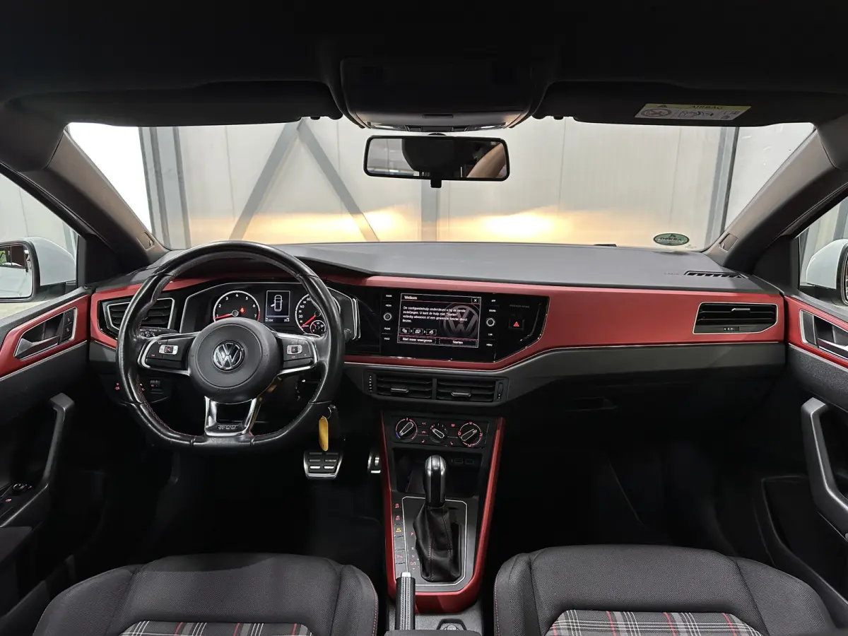 2.0 TSI GTI 200pk | BeatsAudio | Stoelverwarming | Groot scherm | Apple carplay | PDC voor & achter |