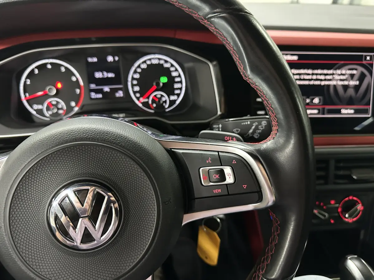 2.0 TSI GTI 200pk | BeatsAudio | Stoelverwarming | Groot scherm | Apple carplay | PDC voor & achter |