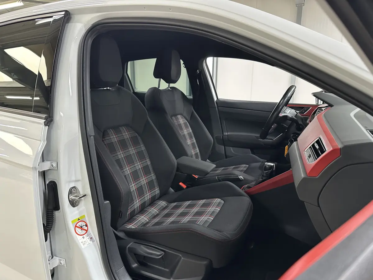 2.0 TSI GTI 200pk | BeatsAudio | Stoelverwarming | Groot scherm | Apple carplay | PDC voor & achter |