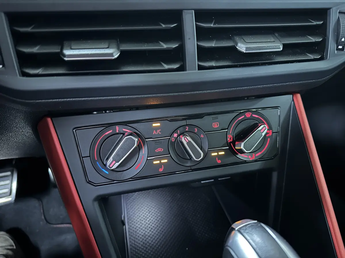2.0 TSI GTI 200pk | BeatsAudio | Stoelverwarming | Groot scherm | Apple carplay | PDC voor & achter |