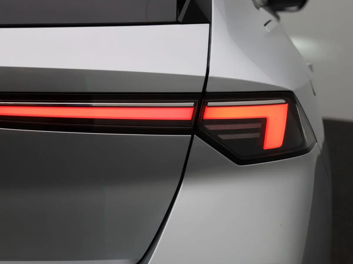 1.2 Business Edition | AUTOMAAT | ACHTERUITRIJCAMERA | APPLE CARPLAY - ANDROID AUTO | STOELVERWARMING | STUURVERWARMING | DIGITAL COCKPIT | LED VERLICHTING | COMFORT STOELEN |