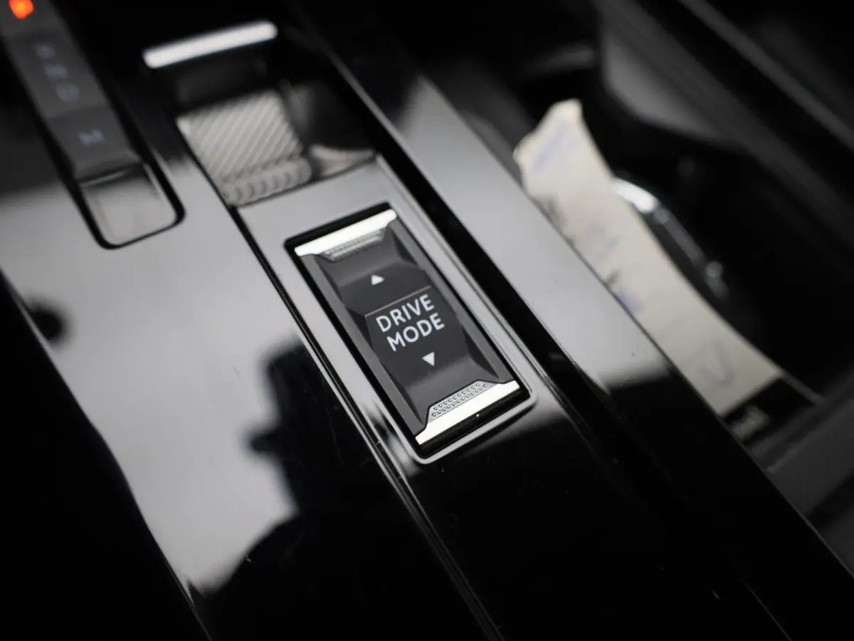 1.2 Business Edition | AUTOMAAT | ACHTERUITRIJCAMERA | APPLE CARPLAY - ANDROID AUTO | STOELVERWARMING | STUURVERWARMING | DIGITAL COCKPIT | LED VERLICHTING | COMFORT STOELEN |