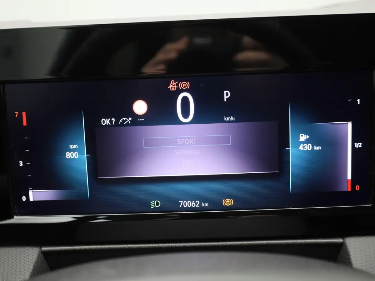 1.2 Business Edition | AUTOMAAT | ACHTERUITRIJCAMERA | APPLE CARPLAY - ANDROID AUTO | STOELVERWARMING | STUURVERWARMING | DIGITAL COCKPIT | LED VERLICHTING | COMFORT STOELEN |