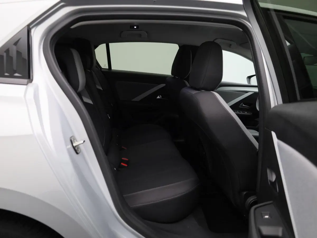 1.2 Business Edition | AUTOMAAT | ACHTERUITRIJCAMERA | APPLE CARPLAY - ANDROID AUTO | STOELVERWARMING | STUURVERWARMING | DIGITAL COCKPIT | LED VERLICHTING | COMFORT STOELEN |