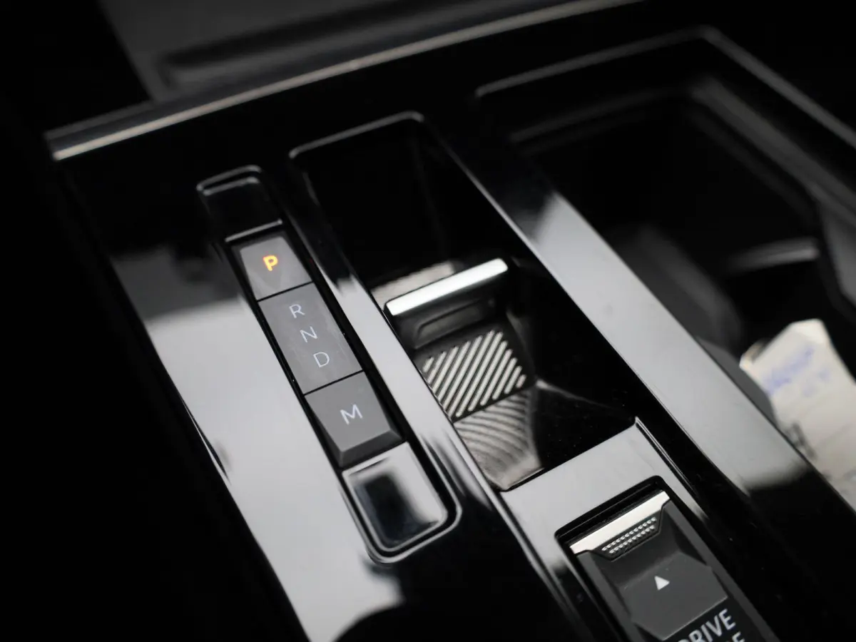 1.2 Business Edition | AUTOMAAT | ACHTERUITRIJCAMERA | APPLE CARPLAY - ANDROID AUTO | STOELVERWARMING | STUURVERWARMING | DIGITAL COCKPIT | LED VERLICHTING | COMFORT STOELEN |