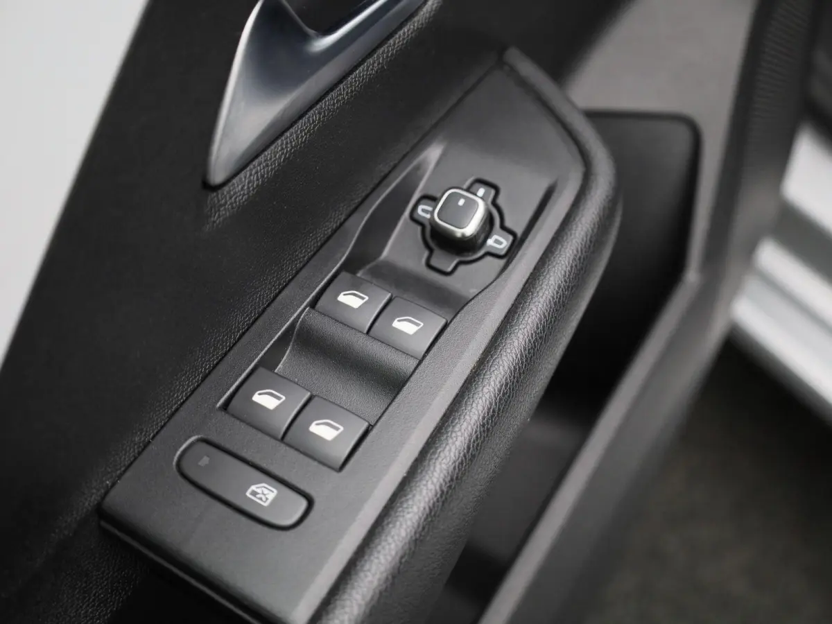 1.2 Business Edition | AUTOMAAT | ACHTERUITRIJCAMERA | APPLE CARPLAY - ANDROID AUTO | STOELVERWARMING | STUURVERWARMING | DIGITAL COCKPIT | LED VERLICHTING | COMFORT STOELEN |
