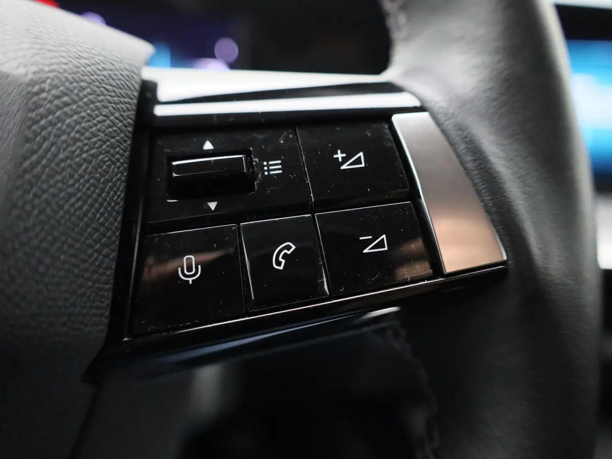 1.2 Business Edition | AUTOMAAT | ACHTERUITRIJCAMERA | APPLE CARPLAY - ANDROID AUTO | STOELVERWARMING | STUURVERWARMING | DIGITAL COCKPIT | LED VERLICHTING | COMFORT STOELEN |