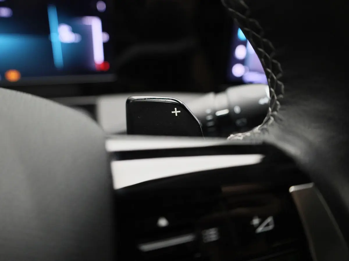 1.2 Business Edition | AUTOMAAT | ACHTERUITRIJCAMERA | APPLE CARPLAY - ANDROID AUTO | STOELVERWARMING | STUURVERWARMING | DIGITAL COCKPIT | LED VERLICHTING | COMFORT STOELEN |