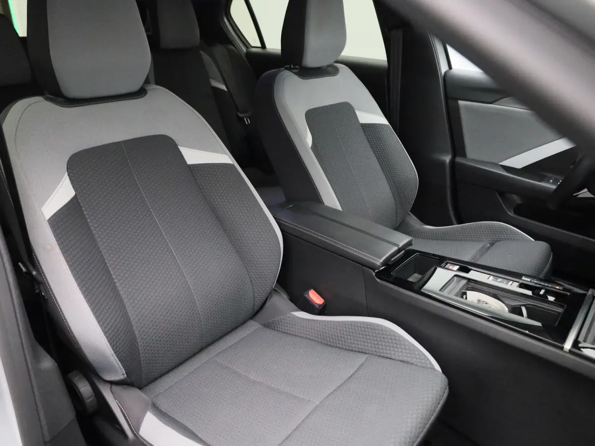 1.2 Business Edition | AUTOMAAT | ACHTERUITRIJCAMERA | APPLE CARPLAY - ANDROID AUTO | STOELVERWARMING | STUURVERWARMING | DIGITAL COCKPIT | LED VERLICHTING | COMFORT STOELEN |
