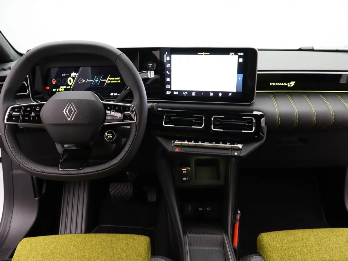iconic cinq 150 pk comfort range | Harman Kardon | pack safety & advanced driving assist |