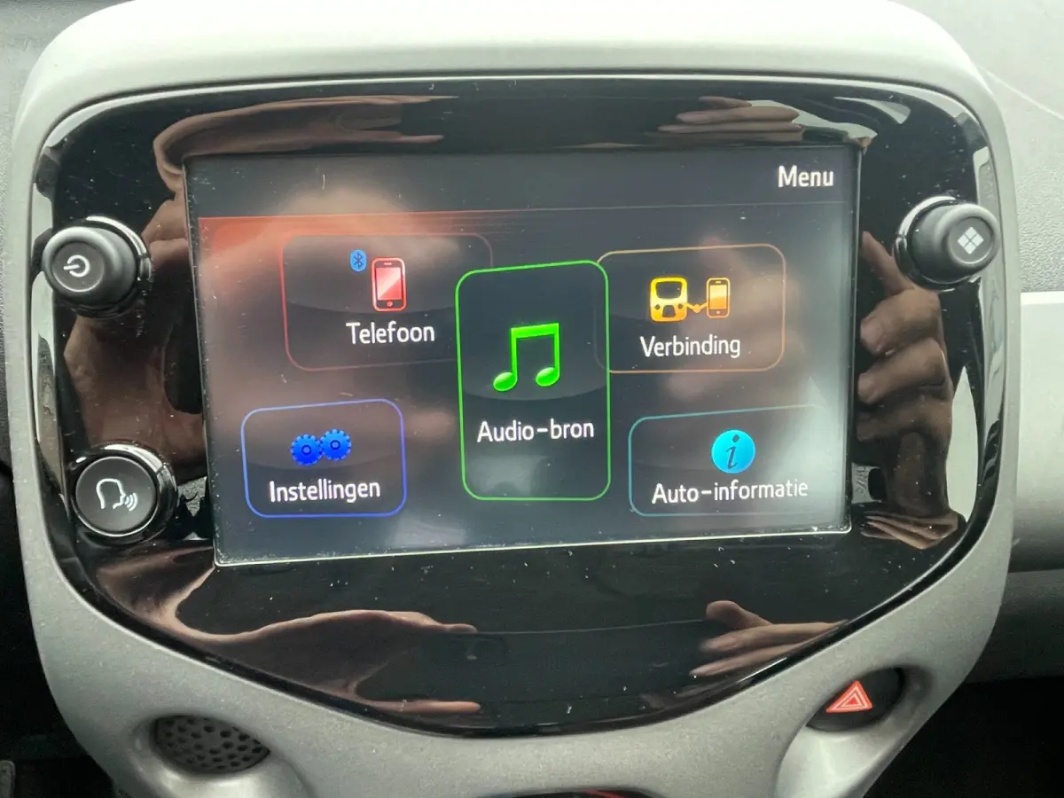 1.0 VVT-i x-play limited | Org. NL-auto | Groot scherm | Camera.