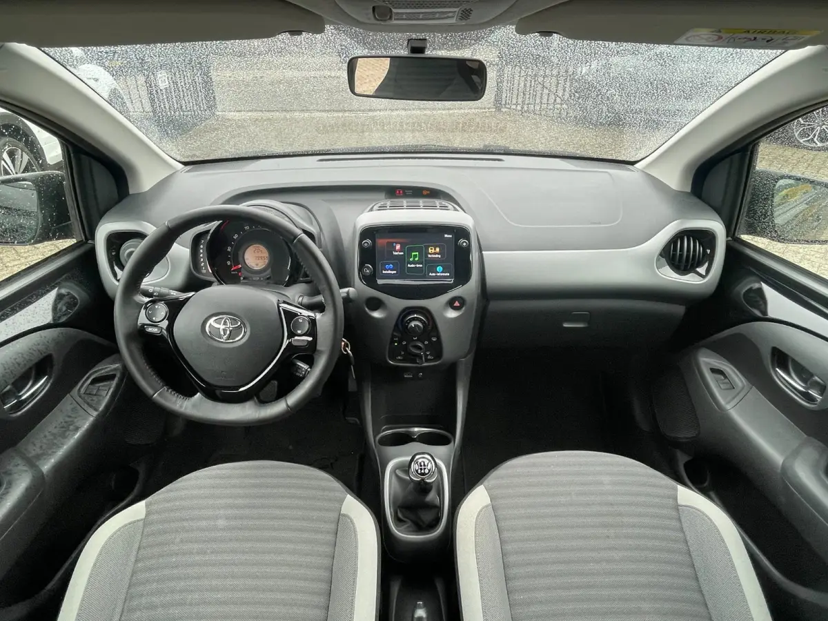 1.0 VVT-i x-play limited | Org. NL-auto | Groot scherm | Camera.
