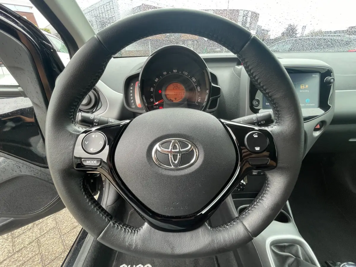 1.0 VVT-i x-play limited | Org. NL-auto | Groot scherm | Camera.