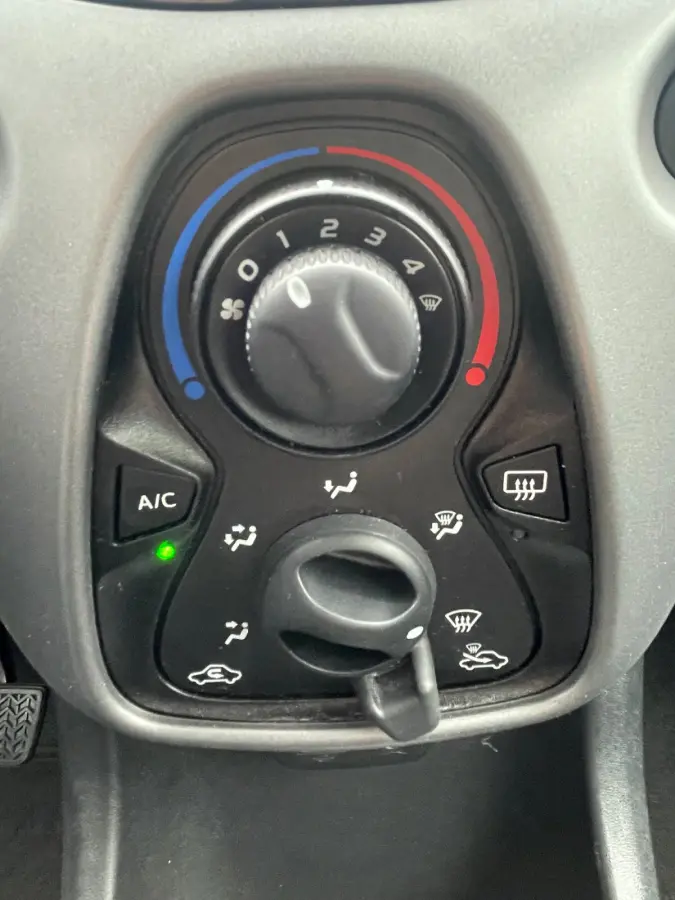 1.0 VVT-i x-play limited | Org. NL-auto | Groot scherm | Camera.