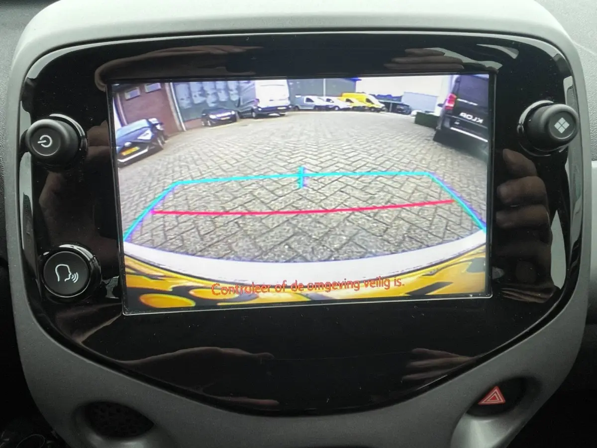 1.0 VVT-i x-play limited | Org. NL-auto | Groot scherm | Camera.