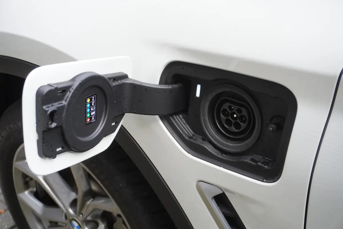 xDrive30e | High Executive | Trekhaak met elektrisch wegklapbare kogel | Achteruitrijcamera | Driving Assistant | HiFi System | Stuurwielrand Verwarmd |