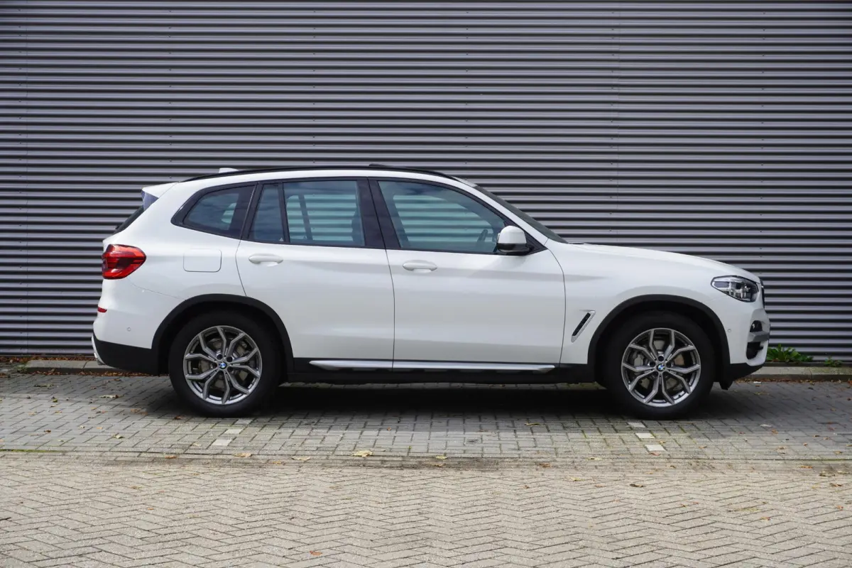 xDrive30e | High Executive | Trekhaak met elektrisch wegklapbare kogel | Achteruitrijcamera | Driving Assistant | HiFi System | Stuurwielrand Verwarmd |