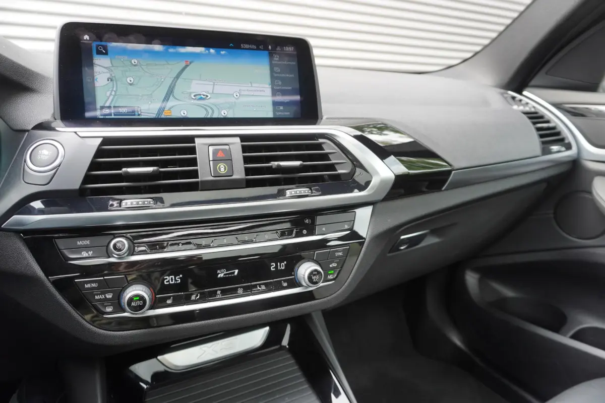 xDrive30e | High Executive | Trekhaak met elektrisch wegklapbare kogel | Achteruitrijcamera | Driving Assistant | HiFi System | Stuurwielrand Verwarmd |
