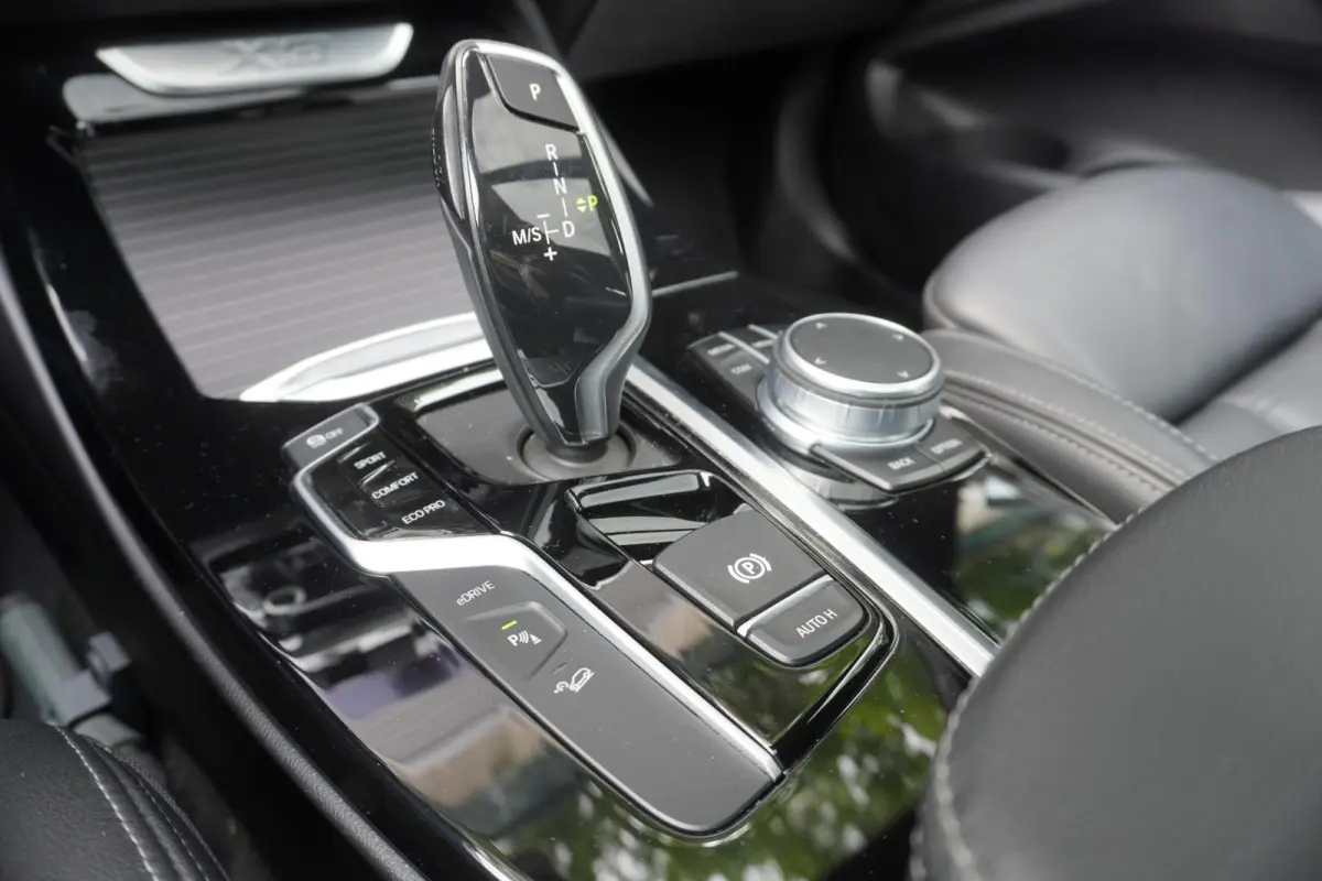xDrive30e | High Executive | Trekhaak met elektrisch wegklapbare kogel | Achteruitrijcamera | Driving Assistant | HiFi System | Stuurwielrand Verwarmd |