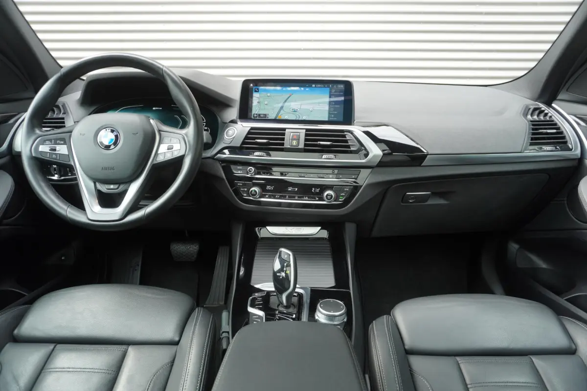 xDrive30e | High Executive | Trekhaak met elektrisch wegklapbare kogel | Achteruitrijcamera | Driving Assistant | HiFi System | Stuurwielrand Verwarmd |