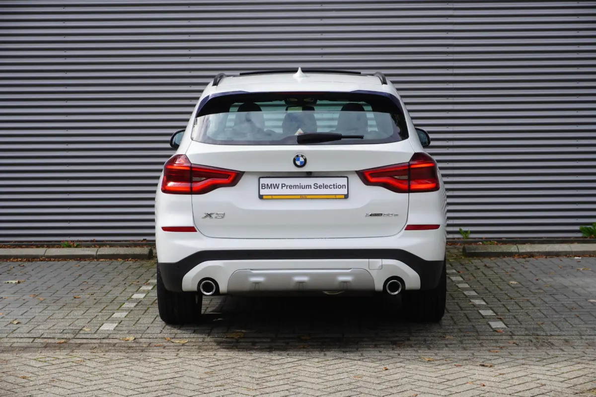 xDrive30e | High Executive | Trekhaak met elektrisch wegklapbare kogel | Achteruitrijcamera | Driving Assistant | HiFi System | Stuurwielrand Verwarmd |