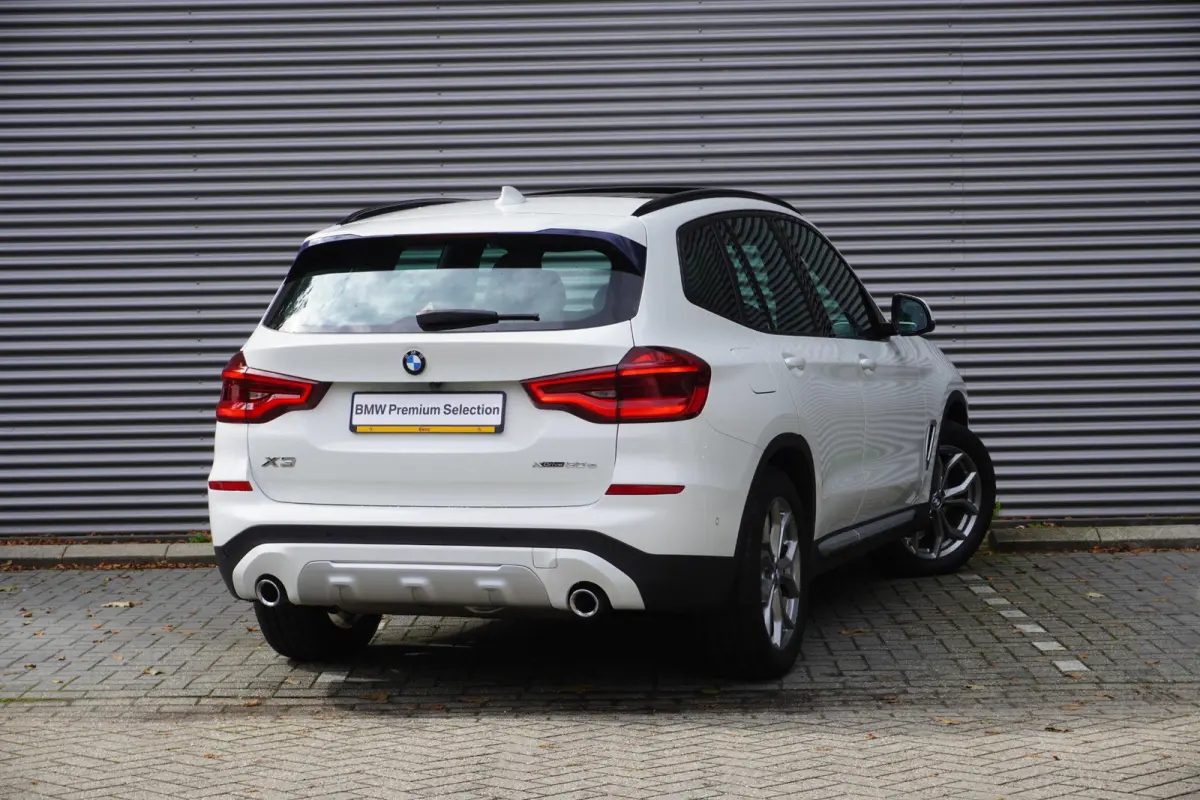 xDrive30e | High Executive | Trekhaak met elektrisch wegklapbare kogel | Achteruitrijcamera | Driving Assistant | HiFi System | Stuurwielrand Verwarmd |