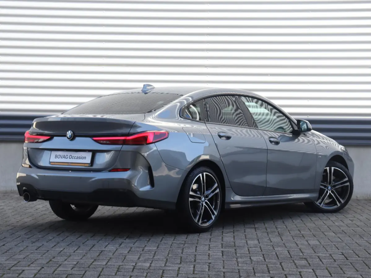 218i | M Sportpakket | Park Distance Control | Achteruitrijcamera | Getint Glas | Verwambare Voorstoelen | Sportstoelen | 18'' LMV
