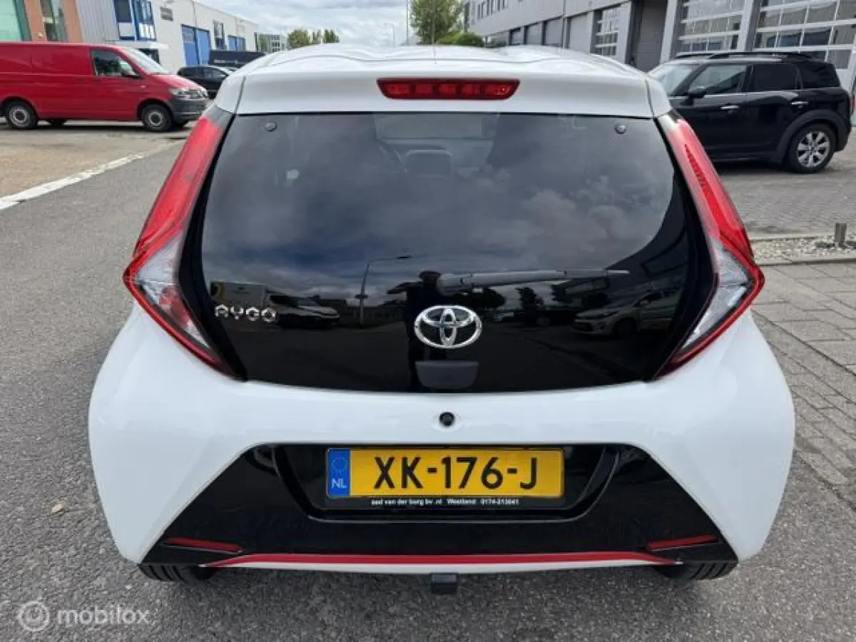 1.0 VVT-i X-joy Automaat 5 deurs Navigatie via Apple carply - Android Auto , Airco Climate & Cruise controle , Prive glas , Sportive X-Joy uitvoering met div rode accenten & Sport Velgen