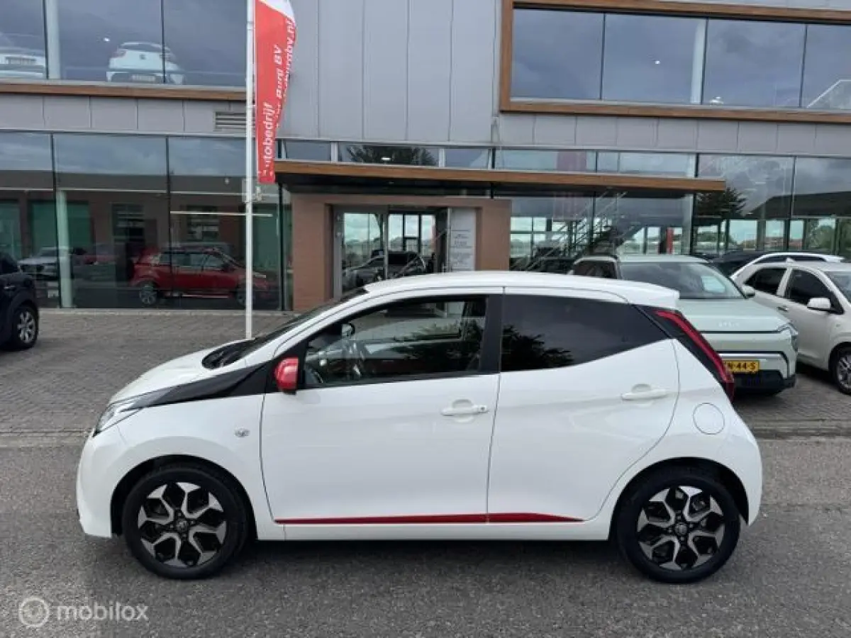 1.0 VVT-i X-joy Automaat 5 deurs Navigatie via Apple carply - Android Auto , Airco Climate & Cruise controle , Prive glas , Sportive X-Joy uitvoering met div rode accenten & Sport Velgen