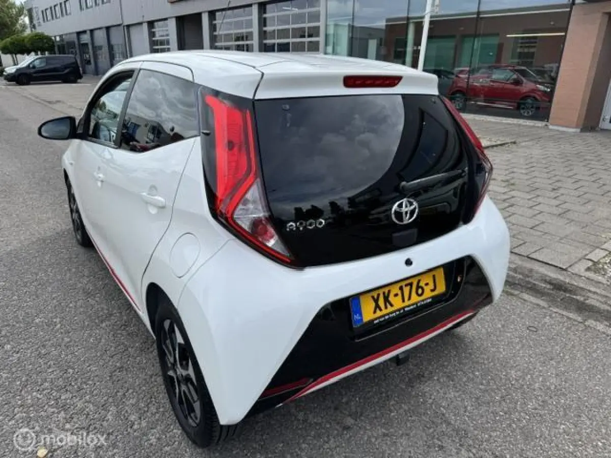 1.0 VVT-i X-joy Automaat 5 deurs Navigatie via Apple carply - Android Auto , Airco Climate & Cruise controle , Prive glas , Sportive X-Joy uitvoering met div rode accenten & Sport Velgen