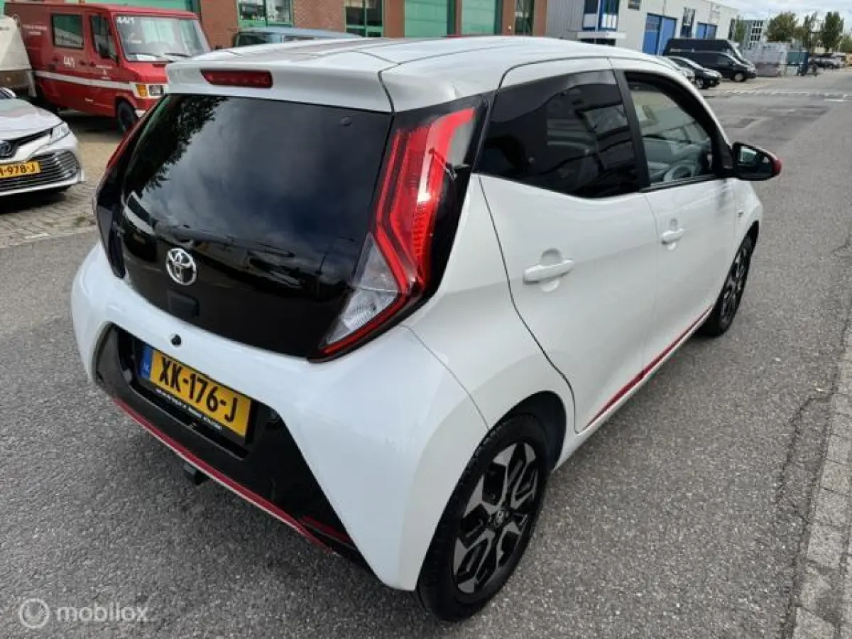 1.0 VVT-i X-joy Automaat 5 deurs Navigatie via Apple carply - Android Auto , Airco Climate & Cruise controle , Prive glas , Sportive X-Joy uitvoering met div rode accenten & Sport Velgen