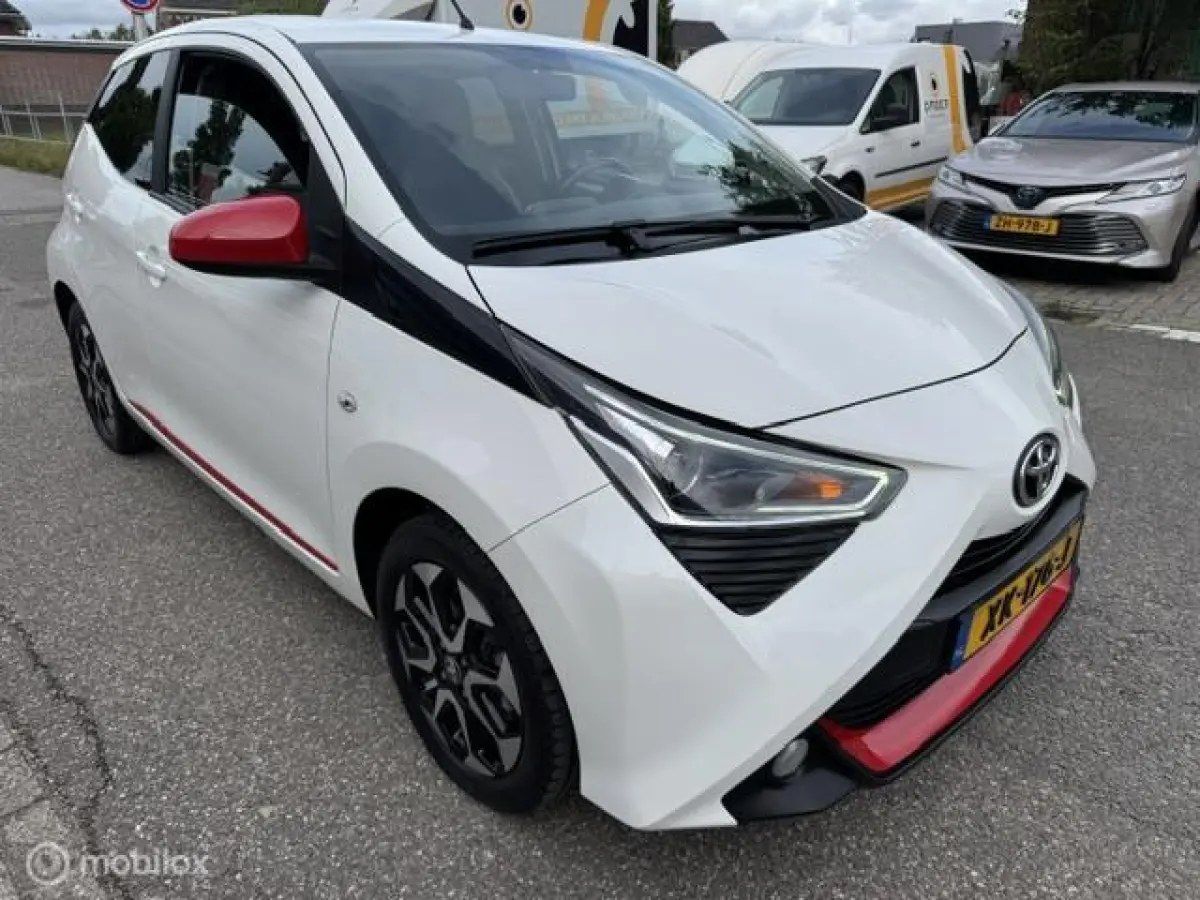 1.0 VVT-i X-joy Automaat 5 deurs Navigatie via Apple carply - Android Auto , Airco Climate & Cruise controle , Prive glas , Sportive X-Joy uitvoering met div rode accenten & Sport Velgen