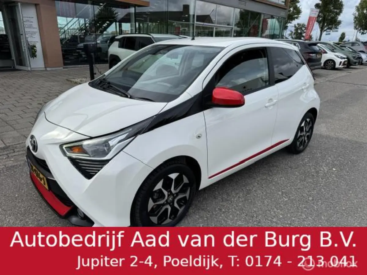 1.0 VVT-i X-joy Automaat 5 deurs Navigatie via Apple carply - Android Auto , Airco Climate & Cruise controle , Prive glas , Sportive X-Joy uitvoering met div rode accenten & Sport Velgen