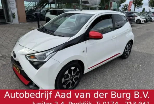 1.0 VVT-i X-joy Automaat 5 deurs Navigatie via Apple carply - Android Auto , Airco Climate & Cruise controle , Prive glas , Sportive X-Joy uitvoering met div rode accenten & Sport Velgen