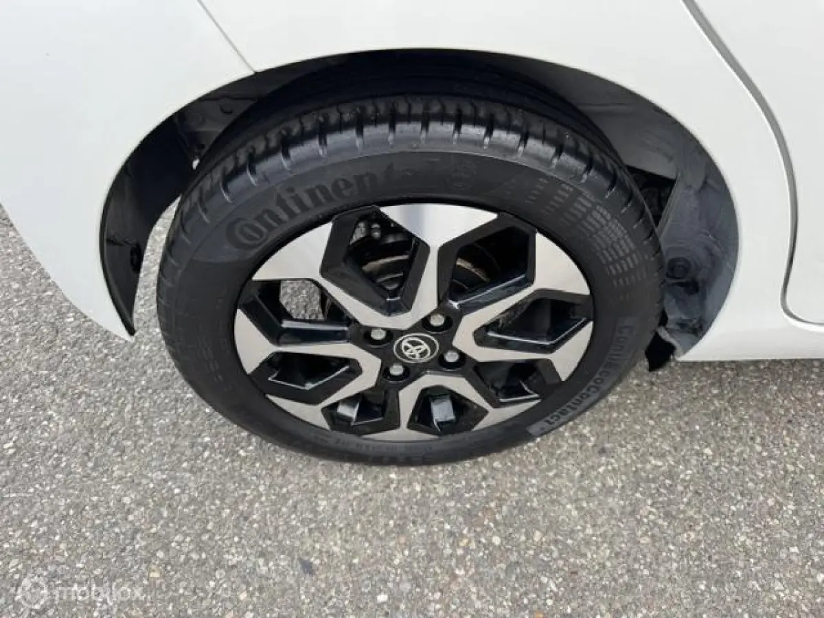 1.0 VVT-i X-joy Automaat 5 deurs Navigatie via Apple carply - Android Auto , Airco Climate & Cruise controle , Prive glas , Sportive X-Joy uitvoering met div rode accenten & Sport Velgen