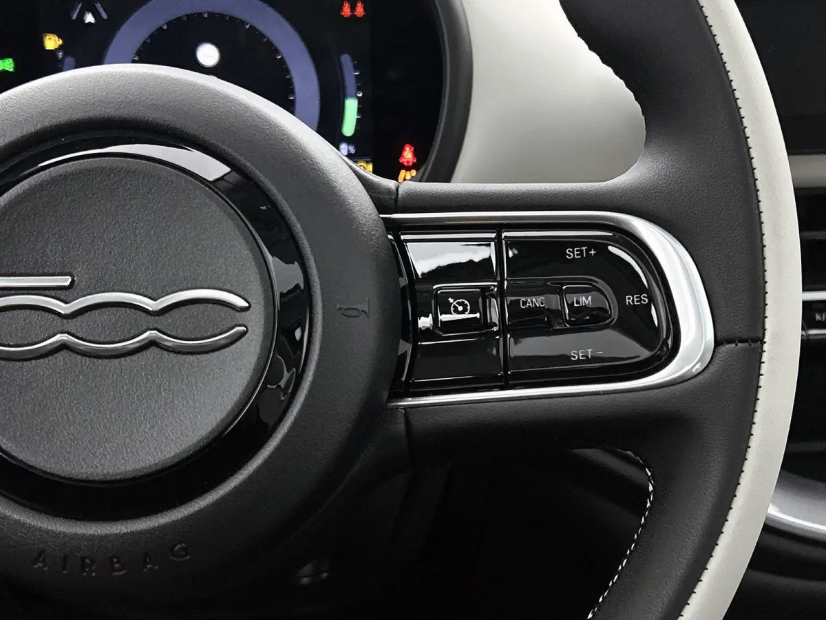 1.0 65pk Hybrid La Prima | VOORRAAD VOORDEEL | Climate Control | Apple CarPlay/Android Auto | 16'' LM velgen | Glazendak | Camera | Cruise Control | Stoelverwarming | LED |