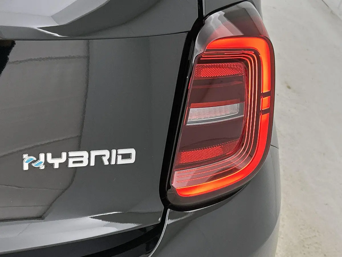 1.0 65pk Hybrid La Prima | VOORRAAD VOORDEEL | Climate Control | Apple CarPlay/Android Auto | 16'' LM velgen | Glazendak | Camera | Cruise Control | Stoelverwarming | LED |