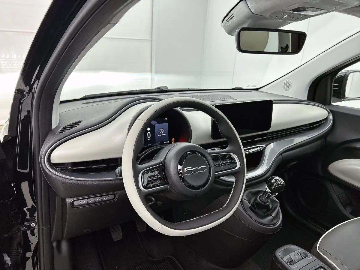 1.0 65pk Hybrid La Prima | VOORRAAD VOORDEEL | Climate Control | Apple CarPlay/Android Auto | 16'' LM velgen | Glazendak | Camera | Cruise Control | Stoelverwarming | LED |
