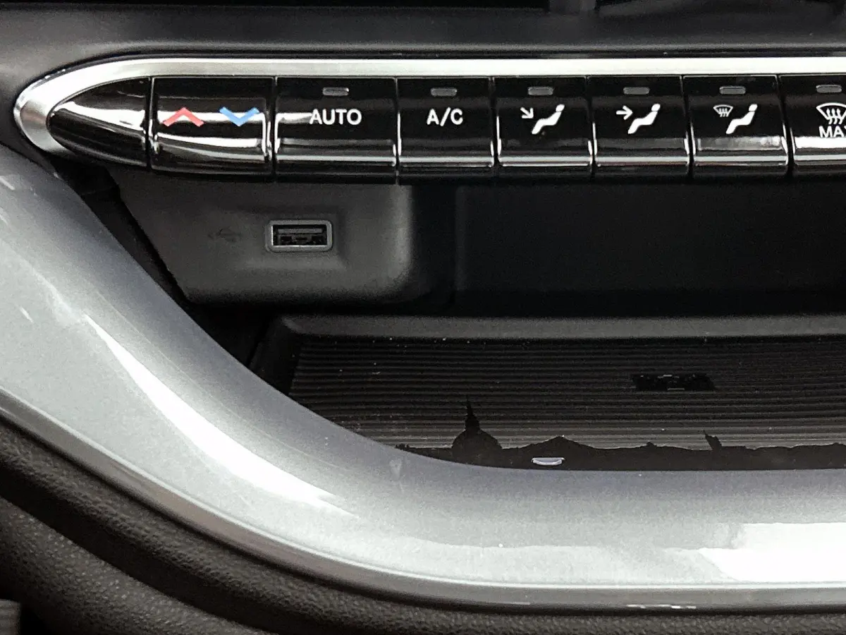 1.0 65pk Hybrid La Prima | VOORRAAD VOORDEEL | Climate Control | Apple CarPlay/Android Auto | 16'' LM velgen | Glazendak | Camera | Cruise Control | Stoelverwarming | LED |